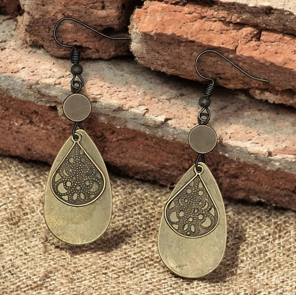 🆕️Vintage-Style Boho-Chic Teardrop Earrings with Cutout Design & Brass Finish ✨ - Picture 1 of 15